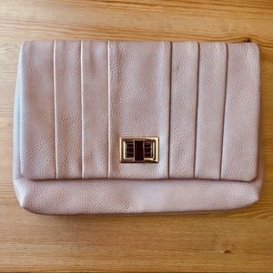 ✨FREE IF BUNDLED✨ Essential Large Clutch